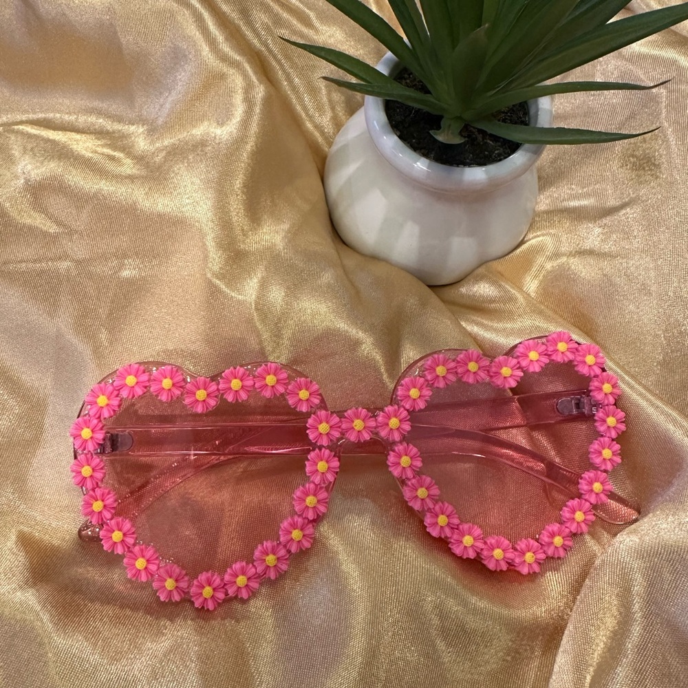 🌹Large Daisy Flowers Pink Hearts Sunglasses